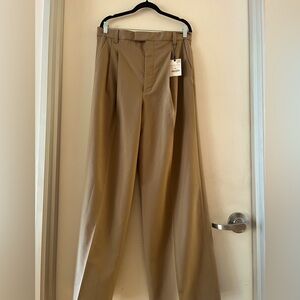 NEW STYLISH WIDE LEG ZARA PANTS W/ PLEAT. Zipper front  closure in size Large.